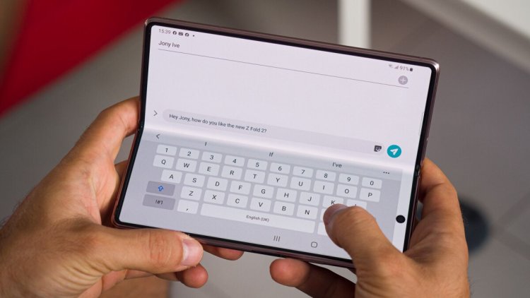 Gboard's split keyboard beta makes it simpler to type on foldable phones