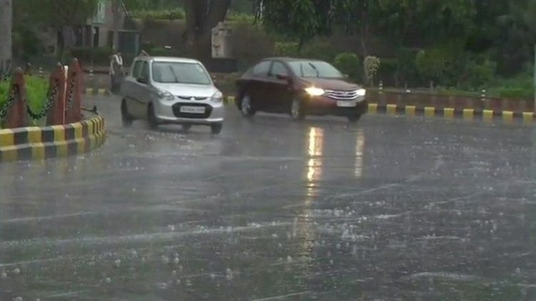 Delhi records minimum temp of 29.2 deg C; light rain predicted later in day