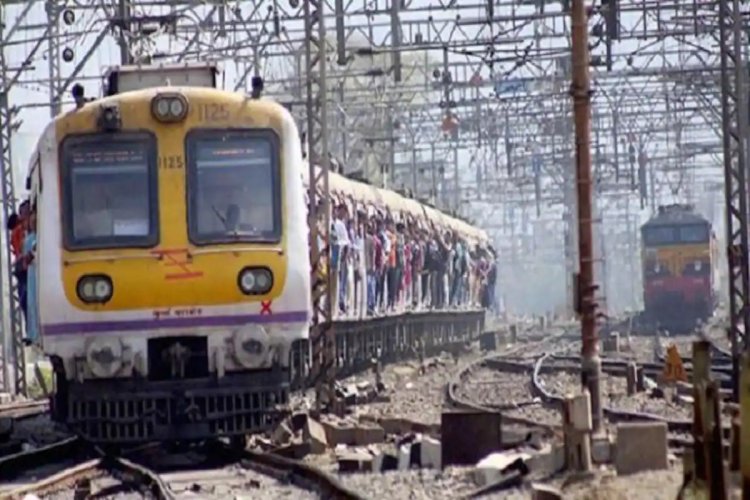 Man falls off Mumbai local train, dies