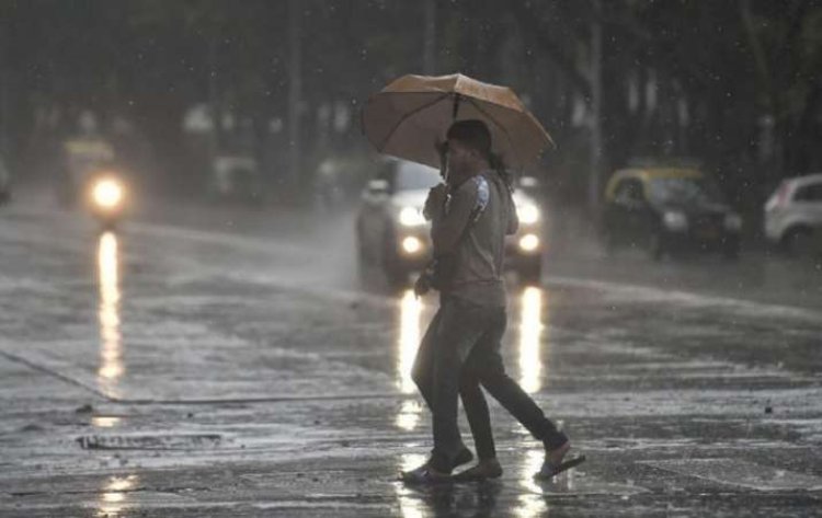 Partly cloudy morning in Delhi, moderate rain likely