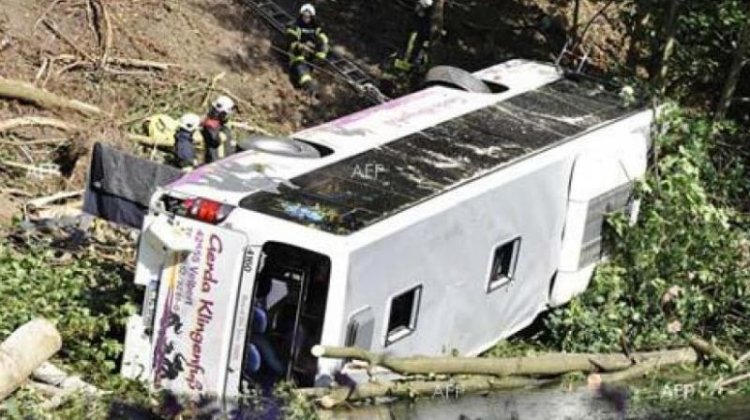 40 injured as bus overturns in Bengal