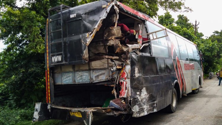 UP: 25 injured as bus rams into truck