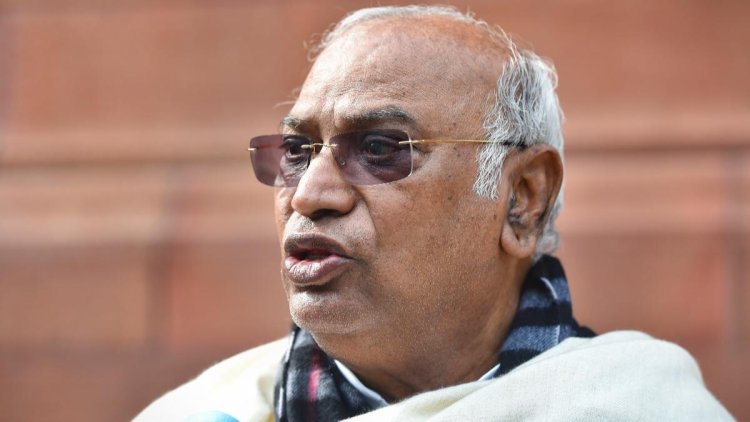 Congress had given Azad everything, says Kharge