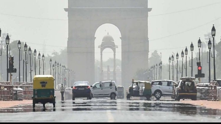 Warm morning in Delhi, minimum temp at 27 deg C