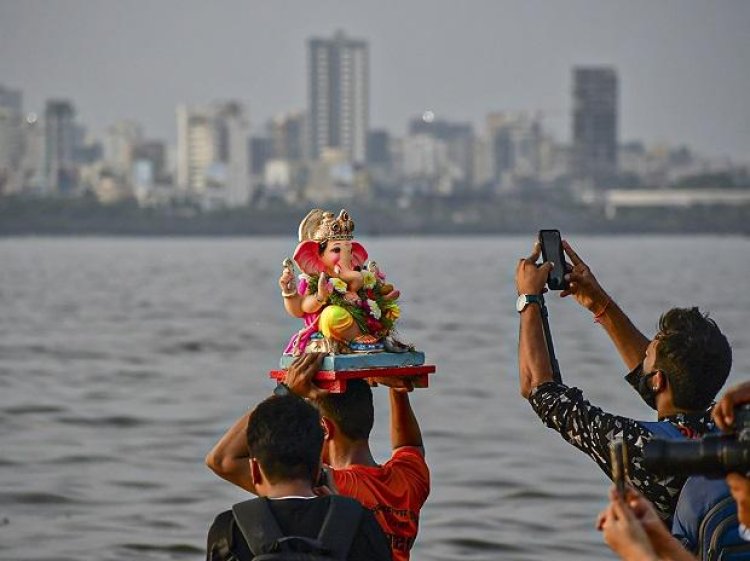 Devotees bid adieu to Lord Ganesh, over 2,100 idols immersed in Mumbai