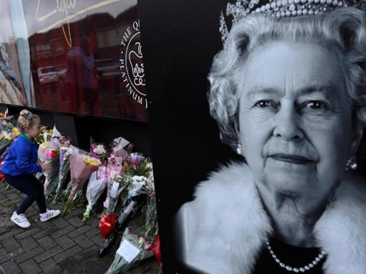 Thousands gather to pay homage to Queen Lying-in-State at Westminster Hall