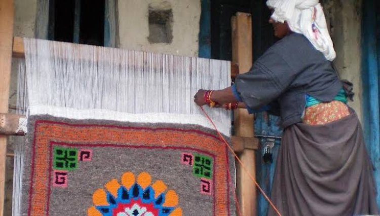 Tribal women weave Tibetan carpet for living