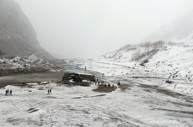 Winter sets in as higher reaches of Uttarakhand receive heavy snowfall