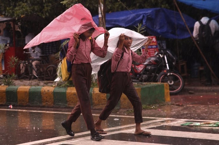 Delhi wakes up to rain, fresh air