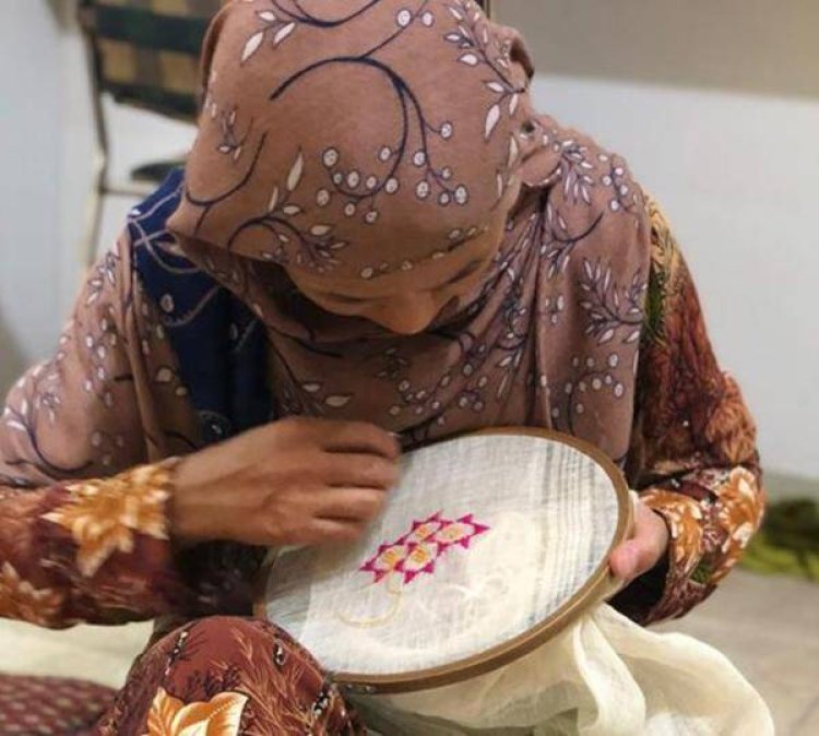 Afghan refugees craft new life selling handmade products