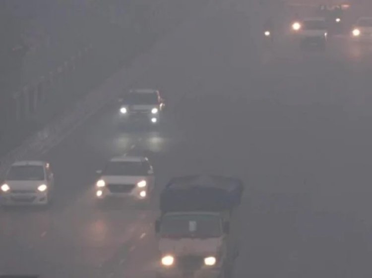 Delhi wakes up to thick smog, air quality index dips to 'severe' again