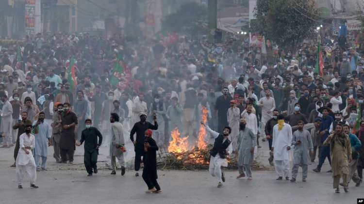 Imran Khan assassination: Protesters block roads in Islamabad, pelt stones