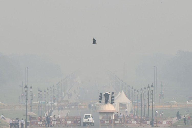 Delhi under thick smog blanket, air quality remains severe for third day