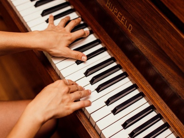 Study suggests playing piano boosts brain processing power and helps lift blues