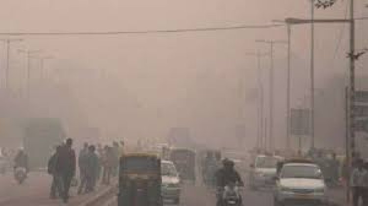 Delhi-NCR wakes up to fog; AQI at 327
