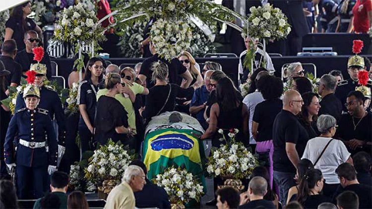 Thousands pay their last respects to football legend Pele in Brazil