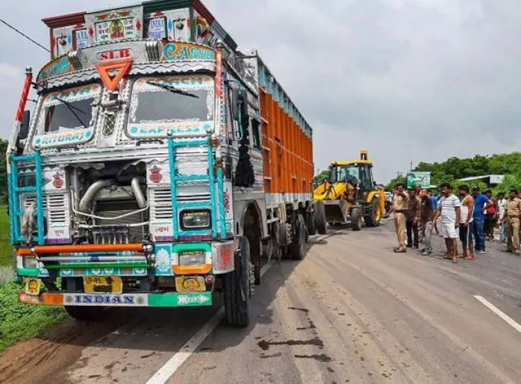 3 killed, 18 injured as bus rams into truck on Agra-Lucknow Expressway