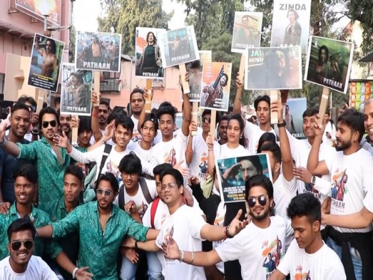 'Pathaan' release: Shah Rukh Khan fans across nation celebrate actor's return to theatres