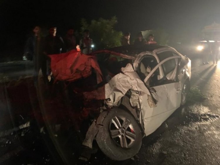 Four killed in car-bus collision on Mumbai-Ahmedabad highway