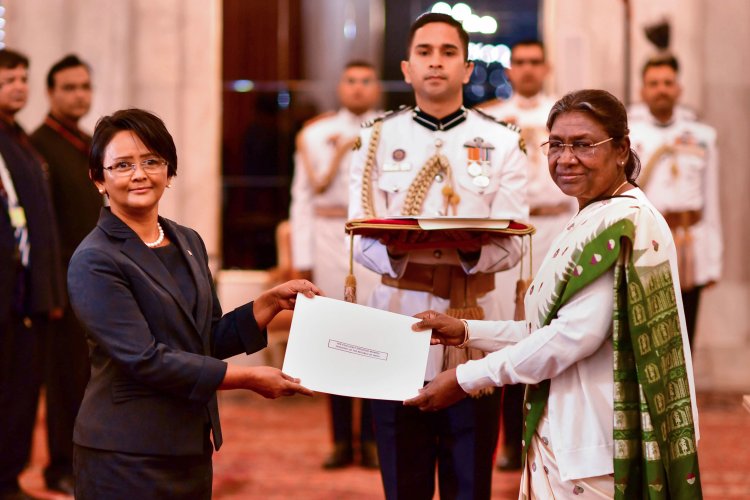 Good to see women diplomats, says Prez accepting credentials from envoys