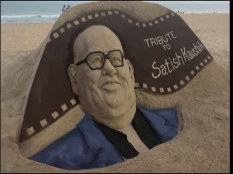 Sand artist Sudarsan Pattnaik pays tribute to Satish Kaushik in Puri