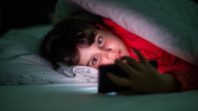 Phones divert teens' attention from bad thoughts before sleep: Research