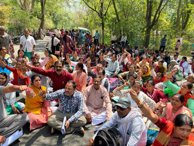 Contractual health workers stage dharna outside MP Health Minister's bungalow