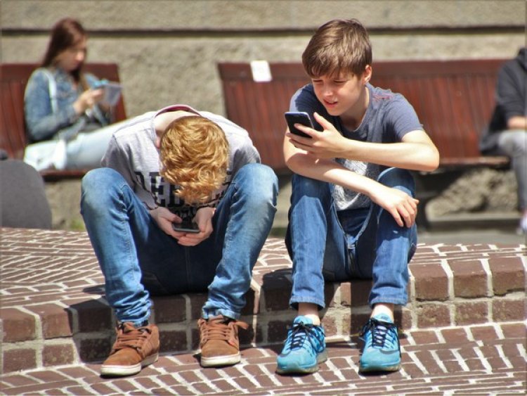 Teens who use smartphones for more than 3 hours a day suffer more from back pain