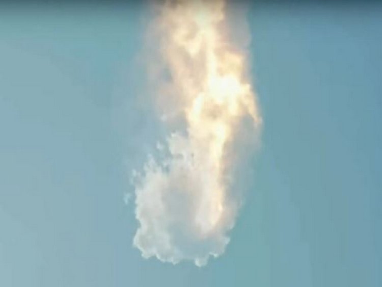 Moments after launch, SpaceX's Starship rocket explodes above Gulf of Mexico