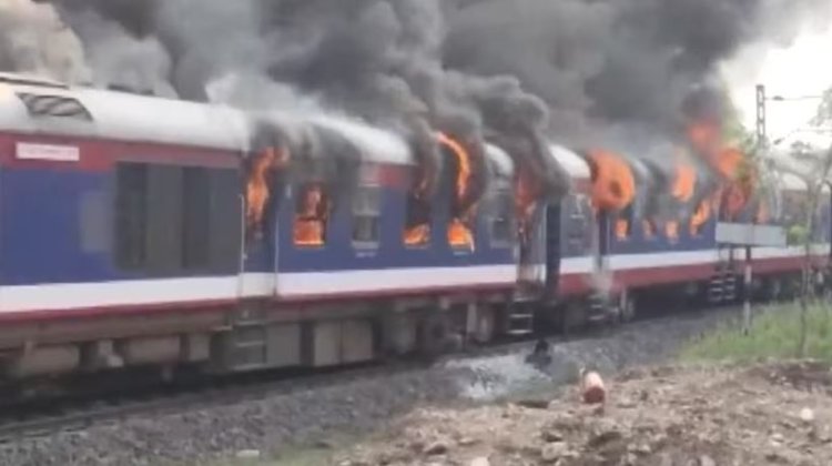 Fire guts five coaches of train in Ahmednagar district, no casualties
