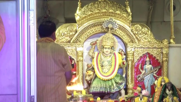 Delhi: Morning 'aarti' performed at Delhi's Jhandewalan temple on fifth day of Navratri
