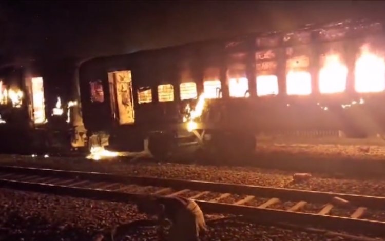 Fire breaks out in Vaishali Superfast Express in UP's Etawah, no injuries reported