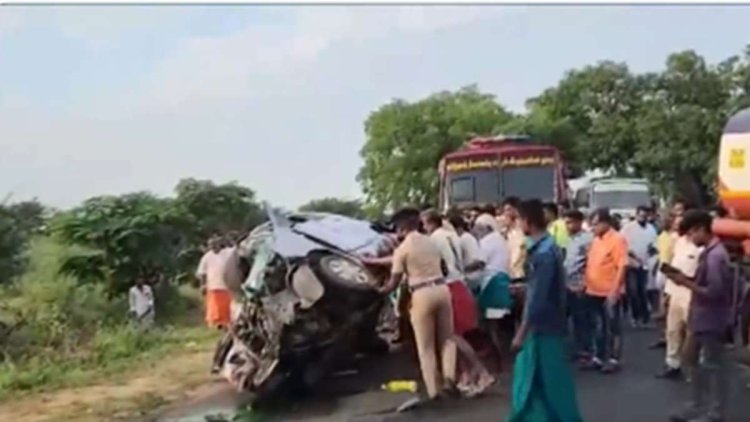 Five killed as truck collides with car in Tamil Nadu's Tirupur