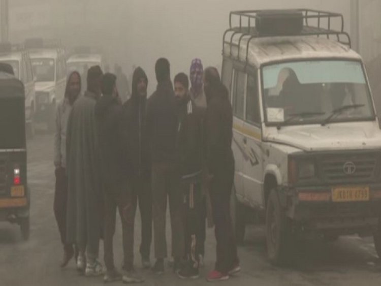 J-K: Severe cold wave grips Kashmir, morning fog lowers visibility on roads