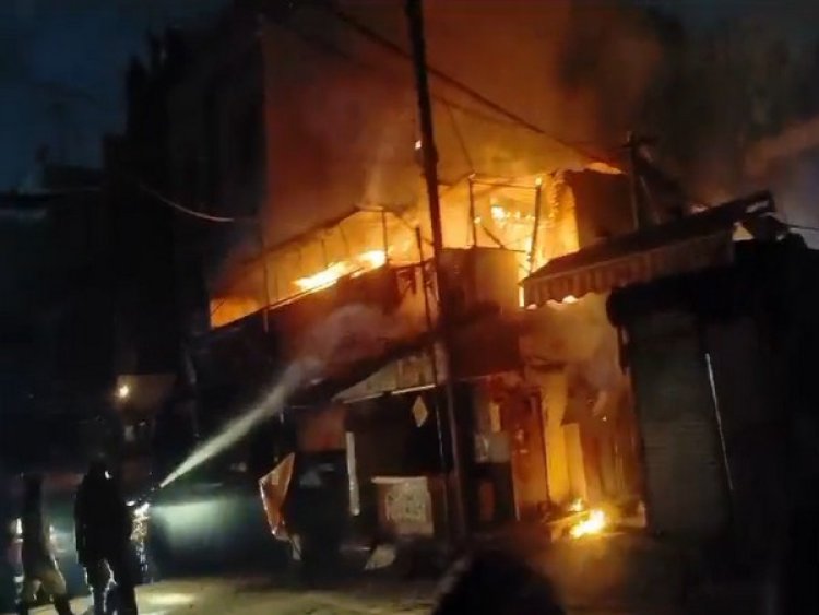MP: Massive fire breaks out at Indore food stall, brought under control