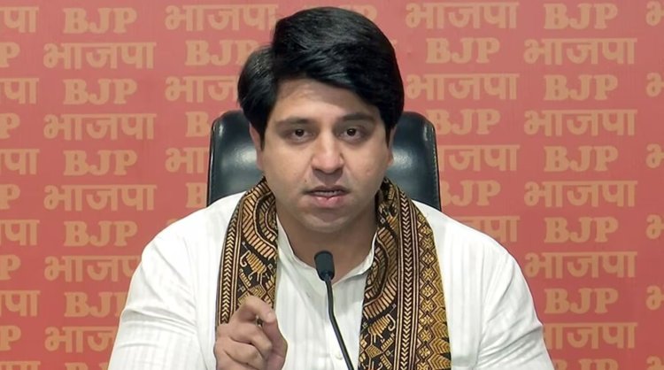 AAP-Cong perfect example of 'friendship with benefits': Shehzad Poonawalla