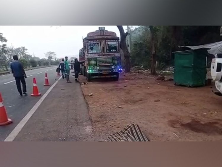 Andhra Pradesh: Bus collides with stationary truck, four dead