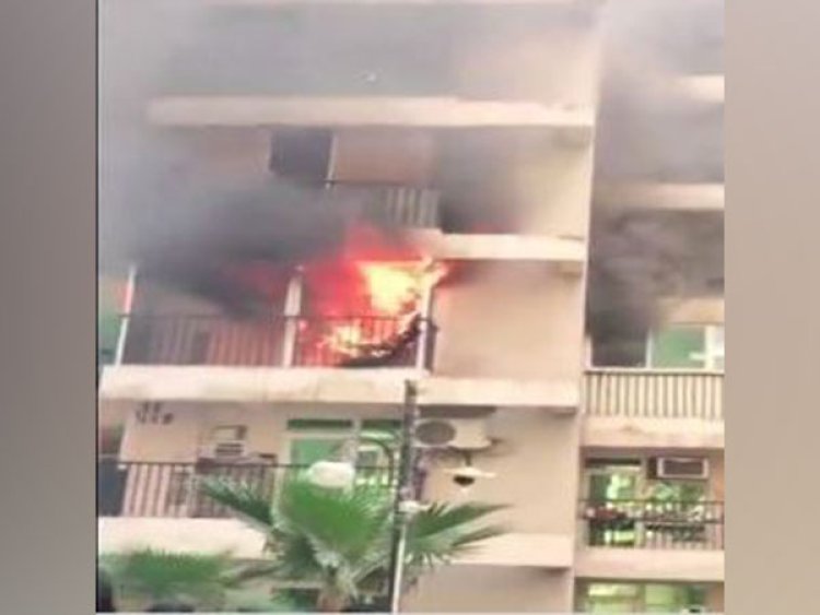 UP: Fire breaks out in two flats of residential society in Noida
