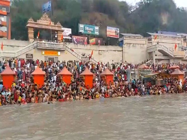Uttarakhand: Devotees take holy dip in Ganga at 'Har ki Pauri' on Buddha Purnima