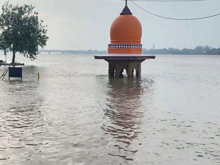 Water in Yamuna and Ganga rivers decreases; leaves behind dirt and algae