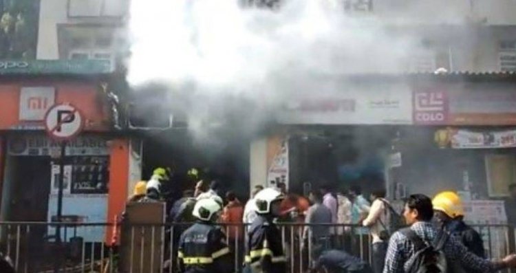 Fire broke out in a mobile shop near Ghatkopar station