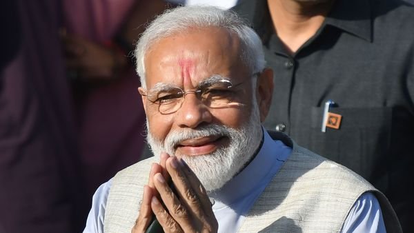 Modi scoffs at Rahul for 'daydreaming' about becoming PM