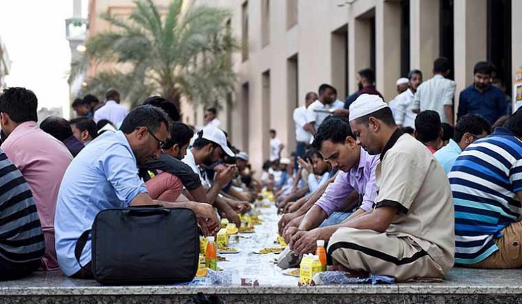 Indian Christian serves iftar to nearly 800 Muslim workers