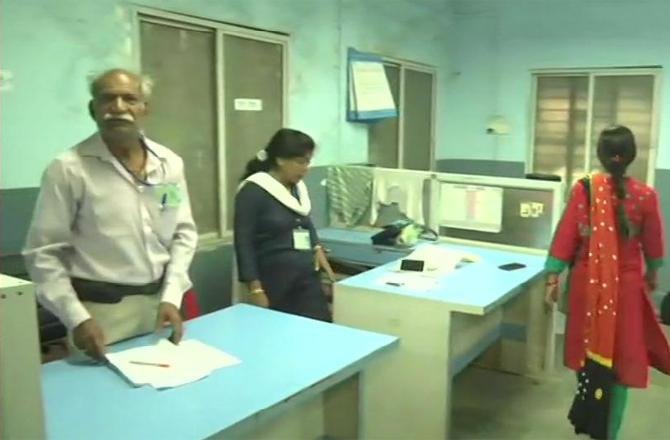 LS polls: 13.19 pc voter turnout till 10 am in MP