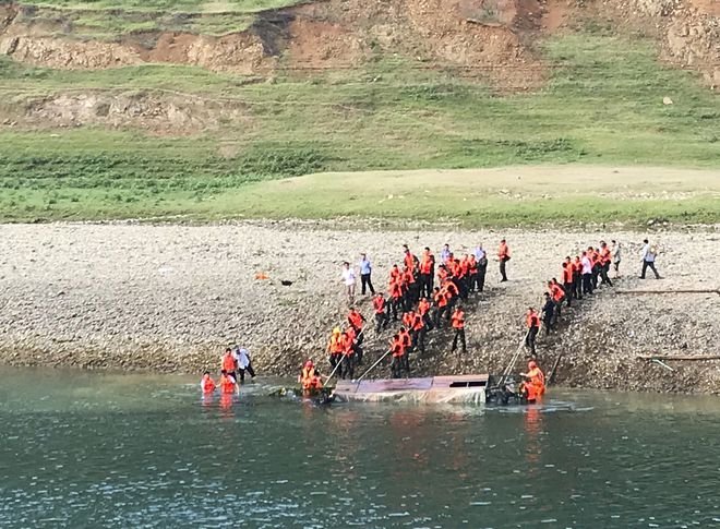 Boat capsizes on southwest China river, 10 dead, 8 missing