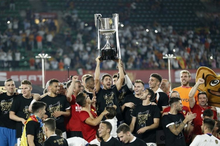 Valencia stun deflated Barcelona to win Copa del Rey