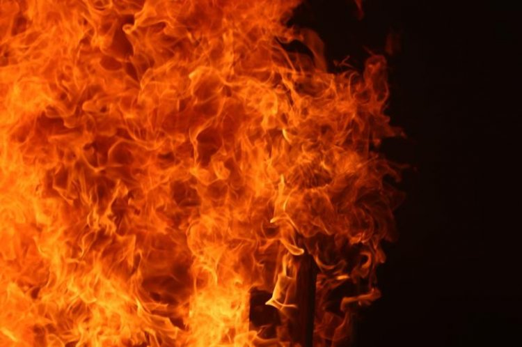 Guj: Man sets himself, brother-in-law's wife on fire