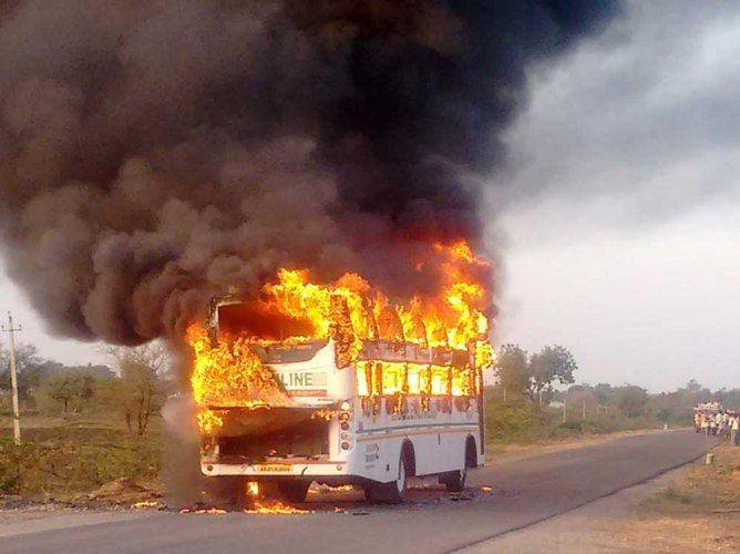 Naxals torch bus in C'garh after asking passengers to alight