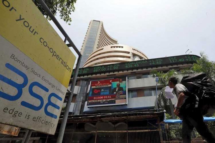 Sensex slumps 289 pts; bank stocks drag