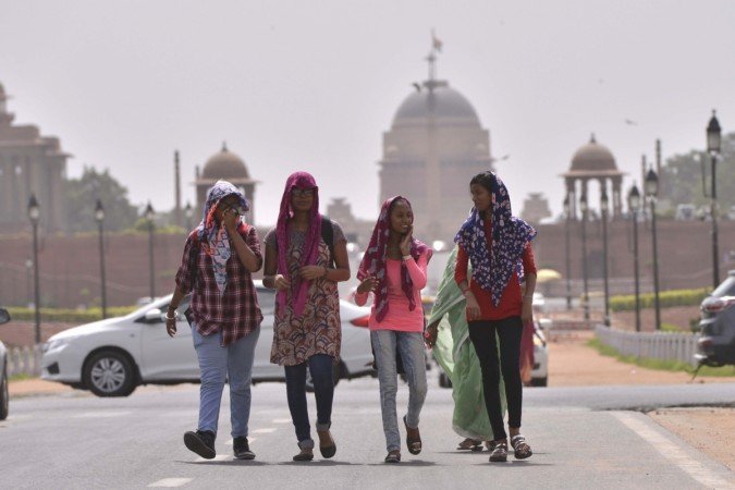 Plenty of sun, no rain push mercury up in Delhi